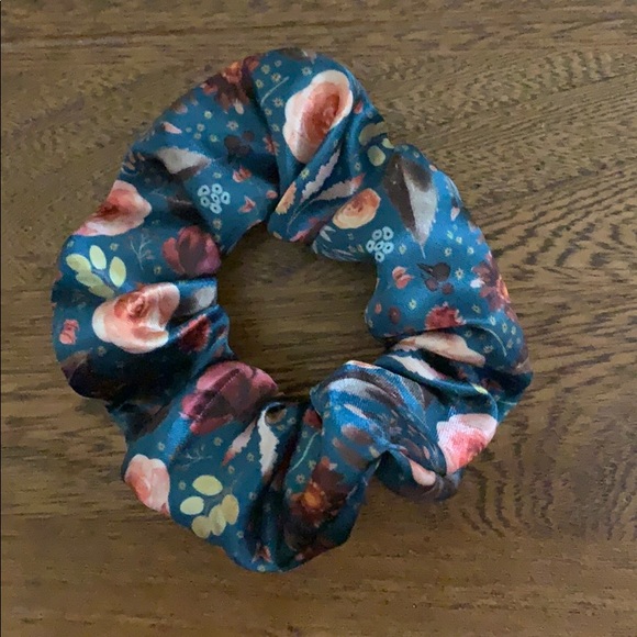 ๐
๐ฅ๐จ๐ฐ๐๐ซ ๐๐๐ ๐จ๐จ๐ง ๐๐๐ซ๐ฎ๐ง๐๐ก๐ข๐ - Picture 2 of 2